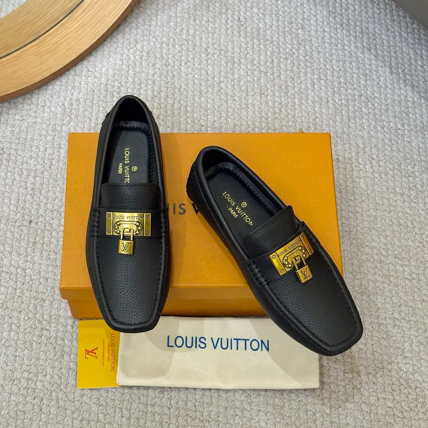 Men's men's shoes 💰420 (Yangli) LV 2⃣️0⃣️2⃣️5️⃣Spring and summer counter GLORIA series models ✈️Original factory special leather production, original last type. A classic driving slip-on casual shoe that shows an elegant style with exquisite craftsmanship details such as Monogram embossing all over the upper🌀Italian imported calfskin fabric Sheepskin foot pads➕Inside～Private mold replica sole Unique style Comfortable driving slip-on Size: 4-12 (38-46) Comes with [Counter packaging: original box, wrapping paper, card, instruction manual, shoehorn, cloth bag] No pressure to enter and leave the counter!